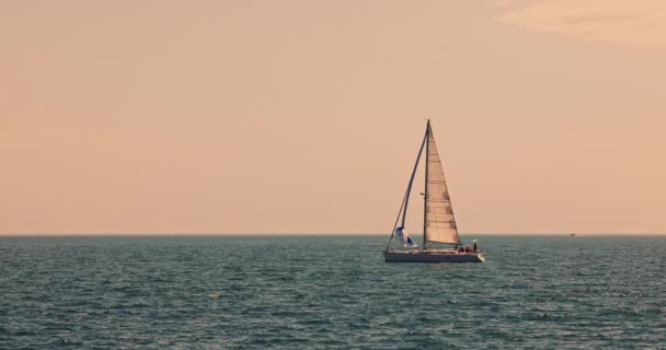 Sail Boat Sailing Cruising Deep Blue Sea Sunset Regatta Competition — Stockvideo