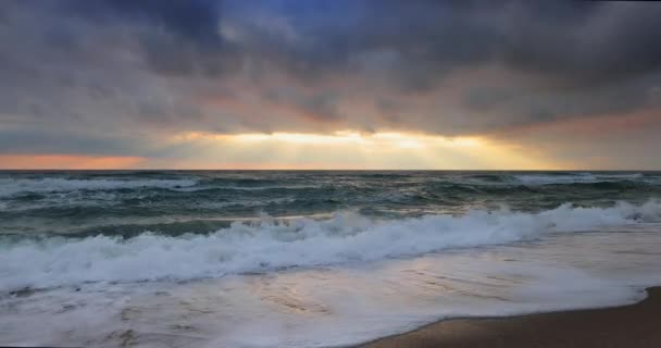 Dramatic Tropical Sunrise Island Beach Scenic Dark Clouds Sun Rays — Vídeos de Stock