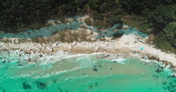 Aerial Top View Sea Waves Hitting Cliffs Beautiful Paradise Coastline — Vídeos de Stock