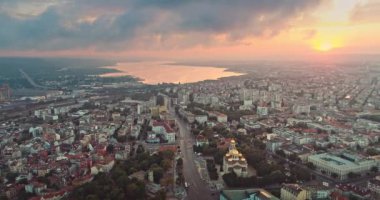 Skyline, Bulgaristan 'ın deniz başkenti Varna' nın 4K videosunu izliyor. Varsayımın Katedrali, şehir merkezi ve göl.