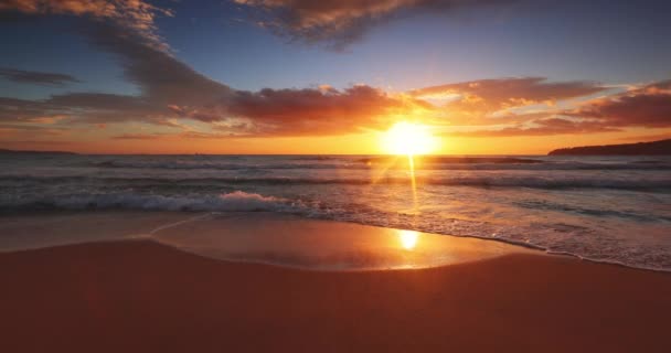 Красивий Океанський Пляж Схід Сонця Бризкаючі Хвилі Морському Піску Відео — стокове відео