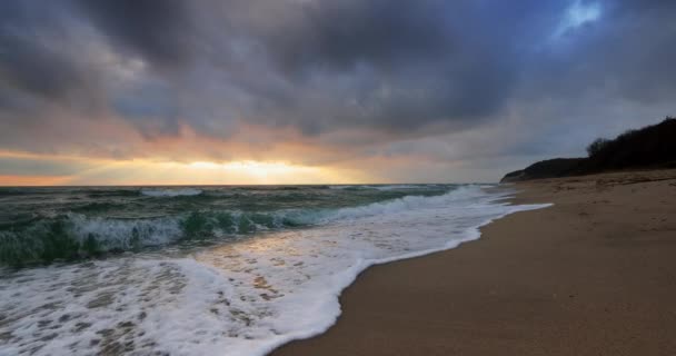 Океанський Пляж Схід Сонця Драматичними Небо Хмарами Сонячними Променями Над — стокове відео