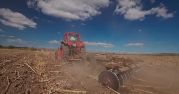 Tractor Cultivating Fields Tractor Harrowing Ground Agricultural Field Cultivate Agriculture — Stock Video