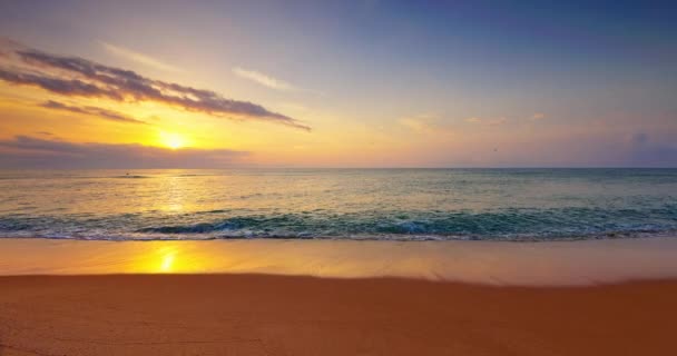 Ocean Beach Sunrise Color Sky Clouds Sun Rays Sea Waves — Vídeos de Stock