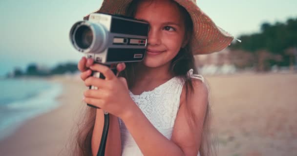 Girl White Dress Long Hair Making Pictures Video Old Vintage — Vídeo de Stock