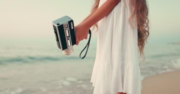 Красуня Молода Леді Знімає Відеофільм Старовинною Камерою Красивих Танцюючих Морських — стокове відео