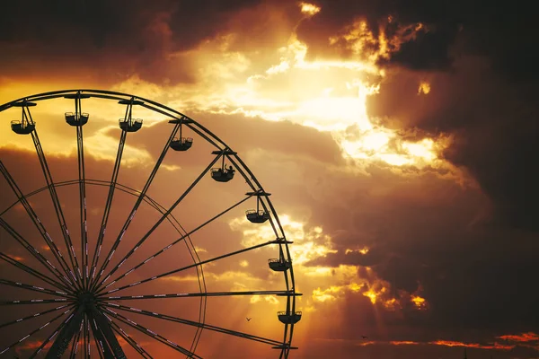 Ferris Wheel Illuminations Amusement Park Scenic Sunset Dramatic Sky Clouds — Foto de Stock