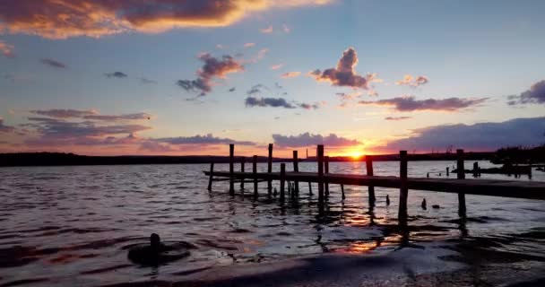 Piękny Zachód Słońca Nad Jeziorem Stary Pomost Rybacki Jesienią Wieczorem — Wideo stockowe