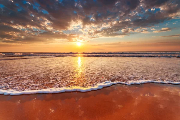 Deniz Dalgaları Sahil Üzerinde Dramatik Bulutlarla Güzel Bir Gün Doğumu — Stok fotoğraf