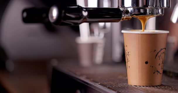 Cafetera Llenando Una Taza Con Espresso Negro Caliente Con Espuma — Vídeo de stock