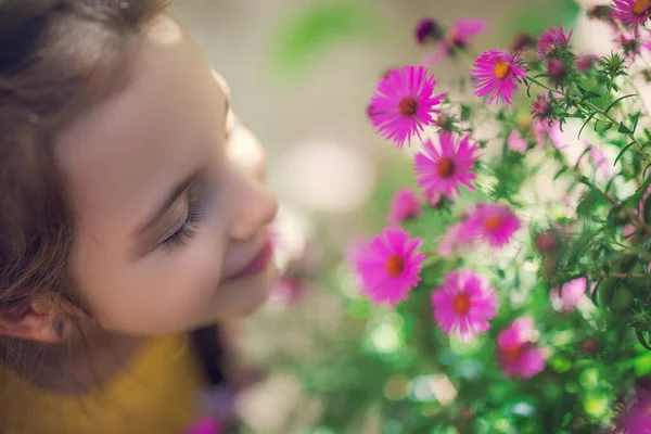 Krásná Dívka Farmářka Žena Voní Vůní Kvetoucích Růžových Květin Květinové — Stock fotografie