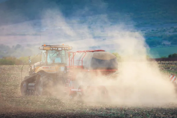 Agricultor Trator Preparando Terra Com Cultivador Mudas — Fotografia de Stock