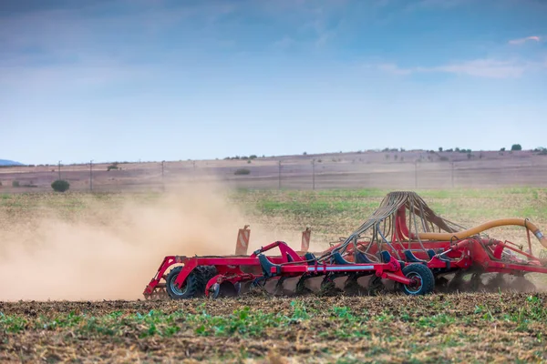 Agricultor Trator Preparando Terra Com Cultivador Mudas — Fotografia de Stock