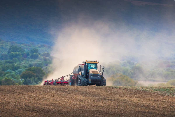 拖拉机播种机耕作耕地的农民 — 图库照片