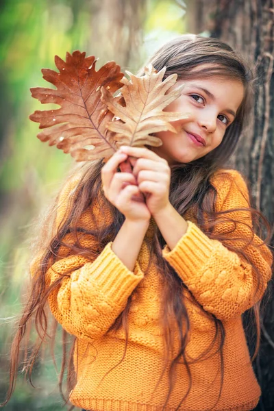 Leende Glad Liten Flicka Och Höst Ekollon Blad Skrattar Och — Stockfoto