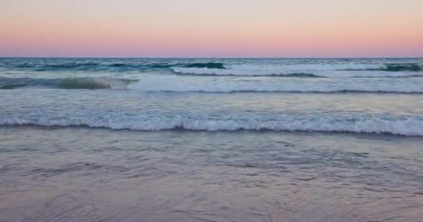 Vacker Soluppgång Över Havet Och Exotisk Tropisk Strand — Stockvideo
