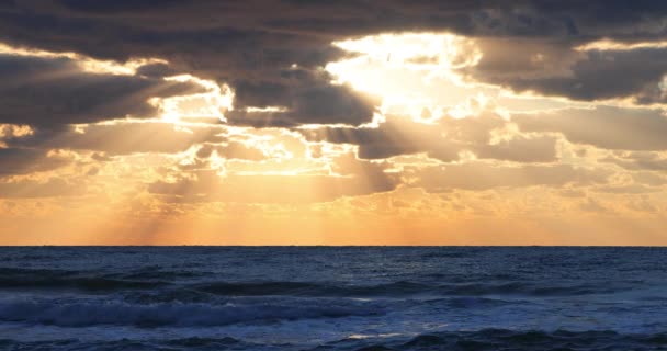 Океанський Пляж Схід Сонця Темними Небо Хмарами Сонячними Променями Над — стокове відео