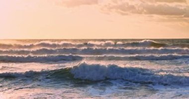 Deniz üzerinde güzel yeşil gündoğumu dalgaları ve bulut manzarası 4k video