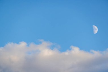 ay ve bulutlar ile mavi gökyüzü