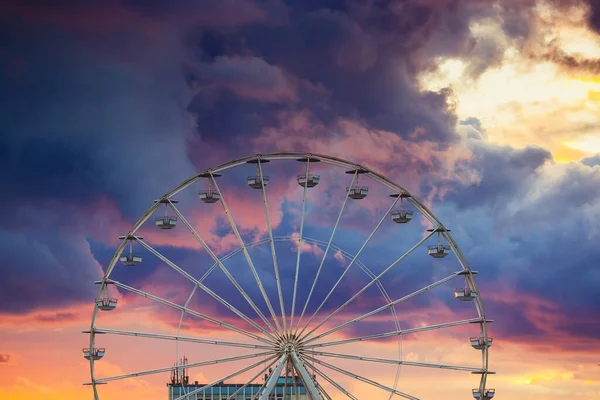 Ferris Wheel Illuminations Amusement Park Scenic Sunset Dramatic Sky Clouds — Fotografia de Stock