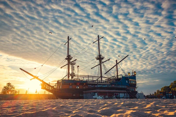 保加利亚瓦尔纳的海盗船餐厅 美丽的落日笼罩在海滩上 乌云密布 — 图库照片