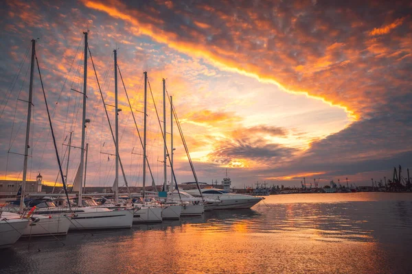 Naturskön Solnedgång Över Lyxbåtar Och Segelbåtar Yacht Port Fritidszon Kusthamnen — Stockfoto