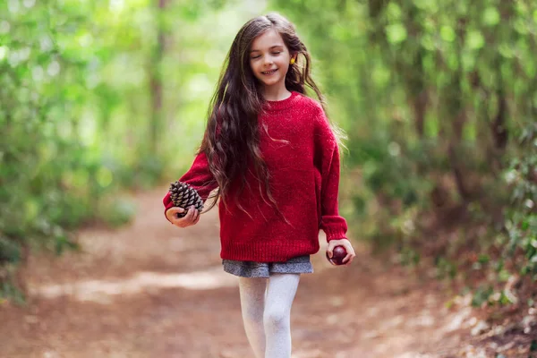 Sorrindo Menina Feliz Outono Pinecone Grande Mãos Apreciando Queda Floresta — Fotografia de Stock