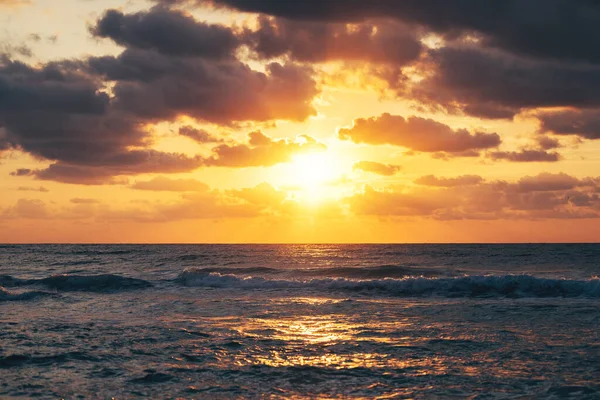 Beautiful Cloudscape Sea Waves Sunrise Shot — Stock Photo, Image