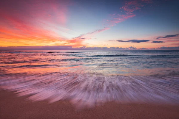 Облачность Над Морскими Волнами Пляжем Снимок Восхода Солнца Стоковое Фото