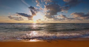 Okyanus dalgaları ve tropikal plajlar üzerinde manzaralı bulutlu deniz doğumu, yavaş çekim 4k video dalgaları