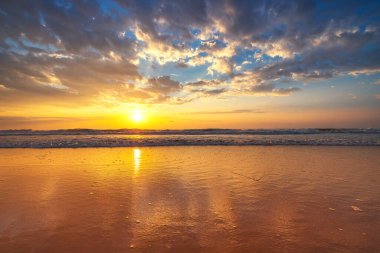 Denizin üzerinde güzel bulutlar, güneşin doğuşu.