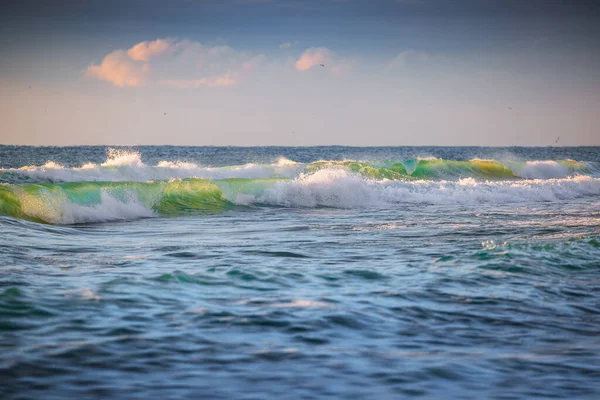 Bela Onda Verde Nascer Sol Paisagem Nublada Sobre Mar Tiro — Fotografia de Stock