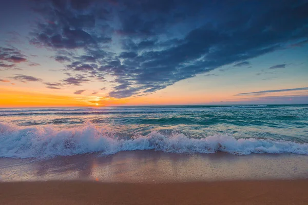 Prachtig Wolkenlandschap Zee Strand Zonsopgang — Stockfoto