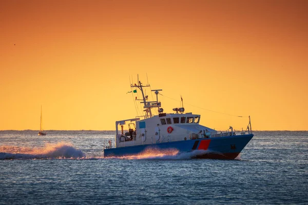 Vitorlázás Vagy Járőrözés Hajó Napkelte Gyönyörű Felhő Tenger Felett Hullámok — Stock Fotó