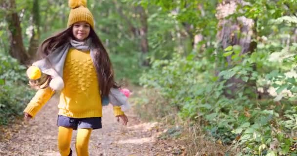 Ευτυχισμένο Κορίτσι Περπατά Στο Μονοπάτι Του Δάσους Μια Ηλιόλουστη Φθινοπωρινή — Αρχείο Βίντεο