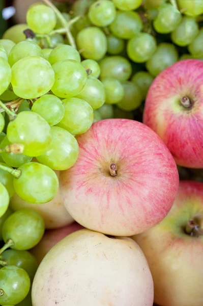 Elma ve üzüm — Stok fotoğraf