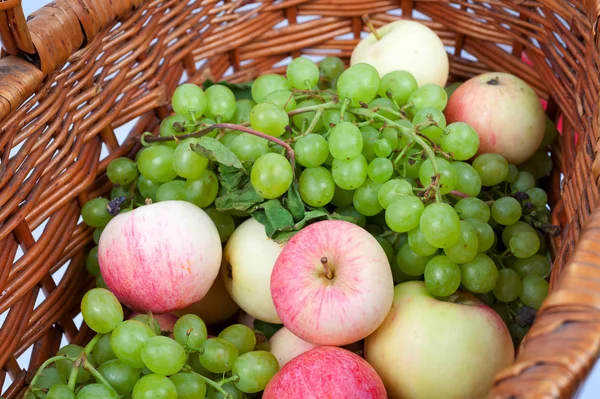 Maçãs e uvas — Fotografia de Stock