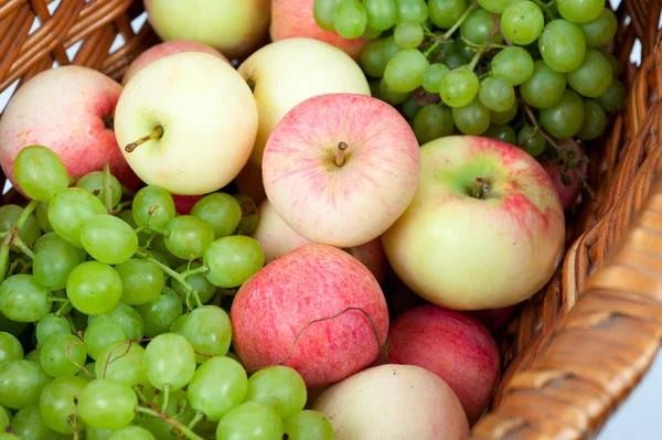 Äpfel und Trauben — Stockfoto