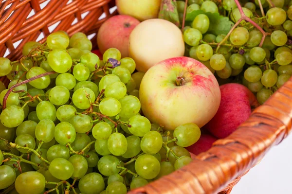 Manzanas y uvas —  Fotos de Stock