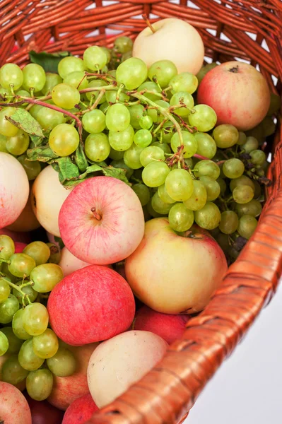 Manzanas y uvas — Foto de Stock