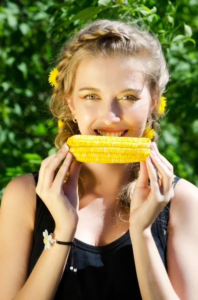 Femme mangeant du maïs en épi — Photo