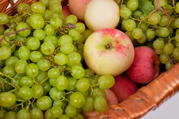 Яблоки и виноград — стоковое фото