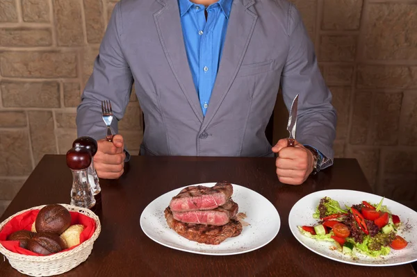 Їжте яловичий стейк — стокове фото