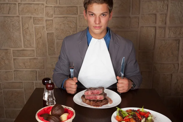 Eszik egy marha steak — Stock Fotó