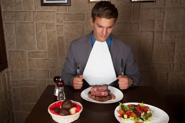 Dana biftek yemek — Stok fotoğraf