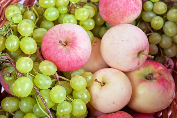 Maçãs e uvas — Fotografia de Stock