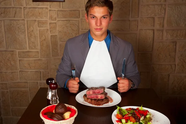 Їжте яловичий стейк — стокове фото
