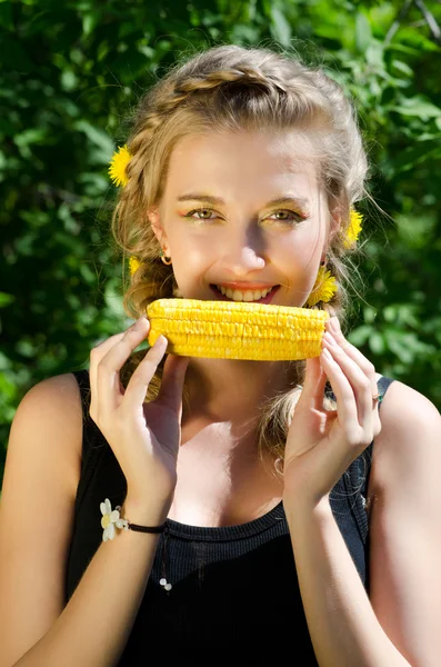 Frau isst Maiskolben — Stockfoto