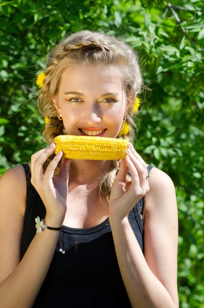 Vrouw eten maïskolf — Stockfoto