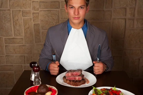 Comer un bistec de res — Foto de Stock